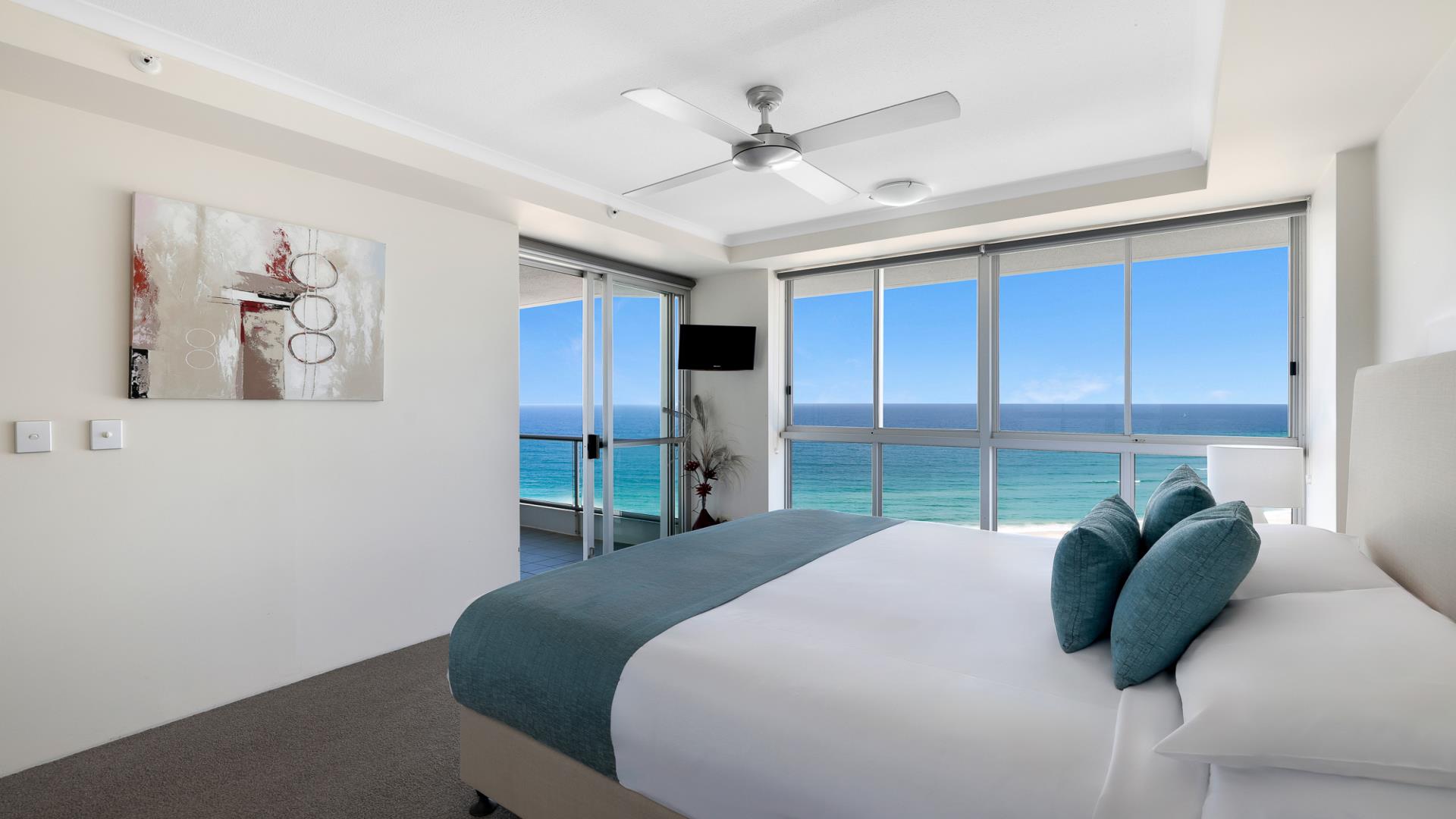 Deluxe Two Bedroom Centre Front Apartment